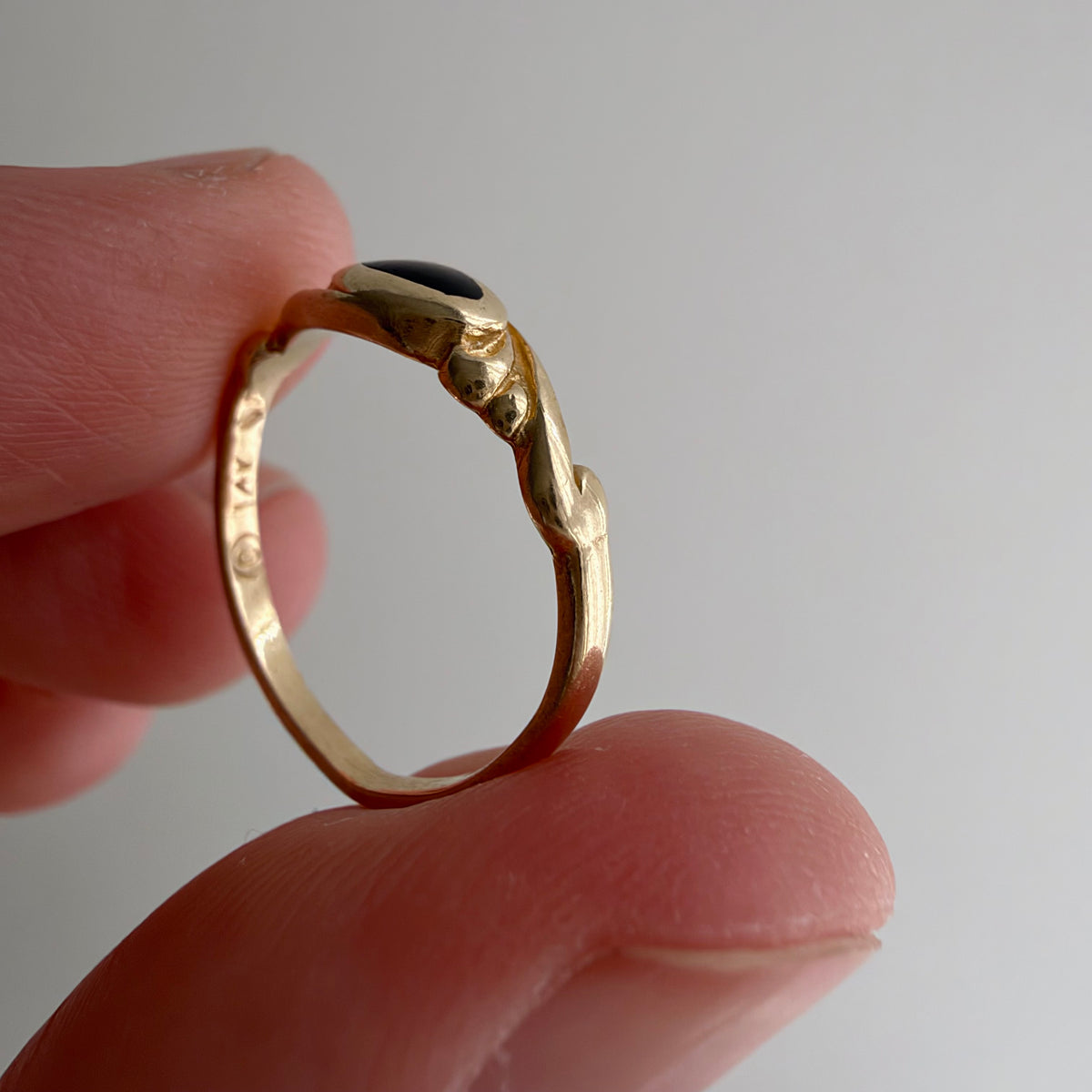 V I N T A G E // nouveau portal / 14k and black enamel swirly nouveau style band / size 3.25