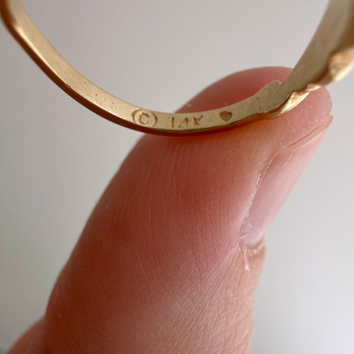 V I N T A G E // nouveau portal / 14k and black enamel swirly nouveau style band / size 3.25