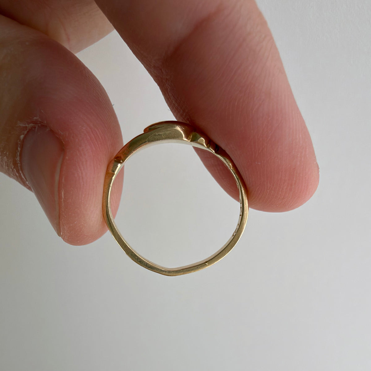 V I N T A G E // nouveau portal / 14k and black enamel swirly nouveau style band / size 3.25
