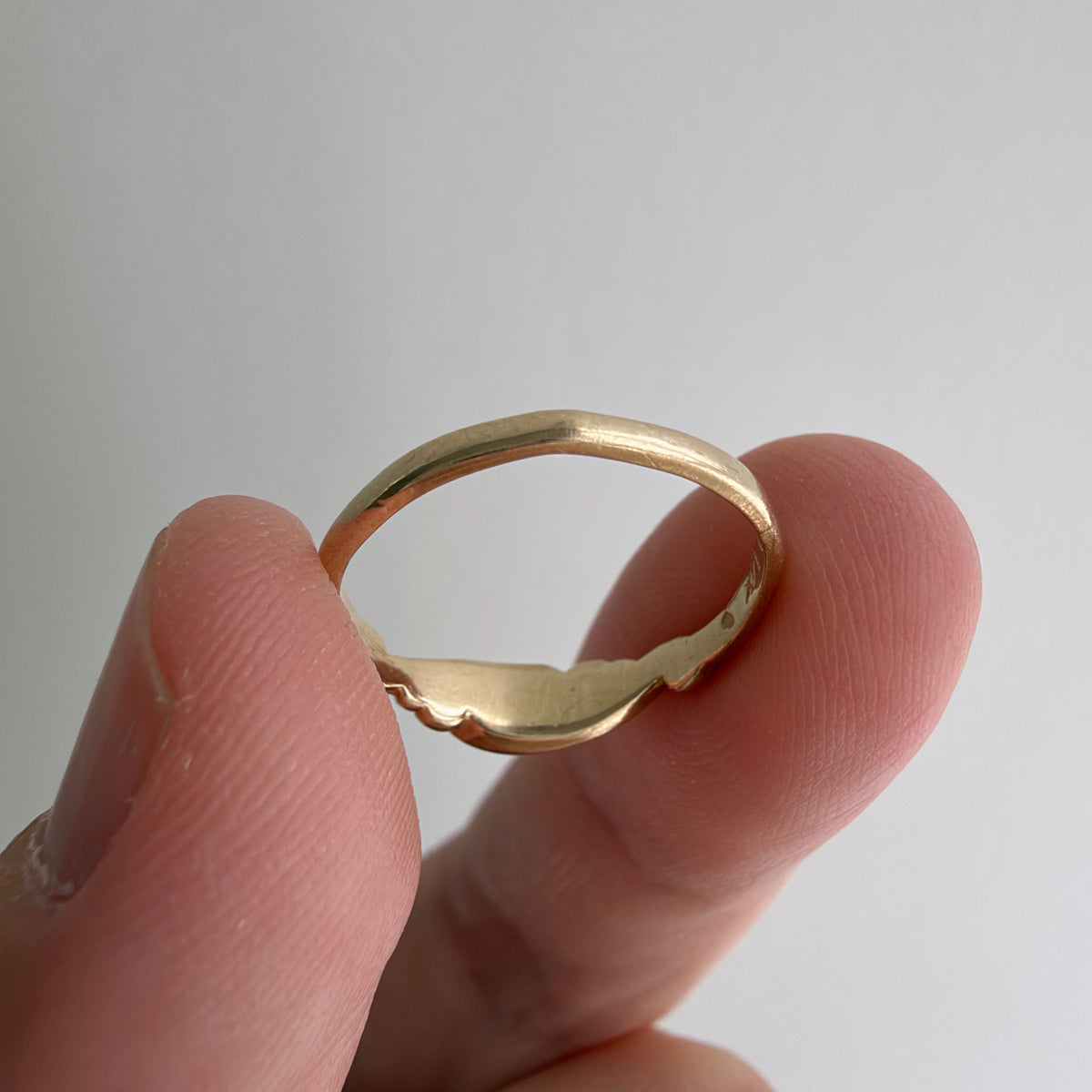 V I N T A G E // nouveau portal / 14k and black enamel swirly nouveau style band / size 3.25