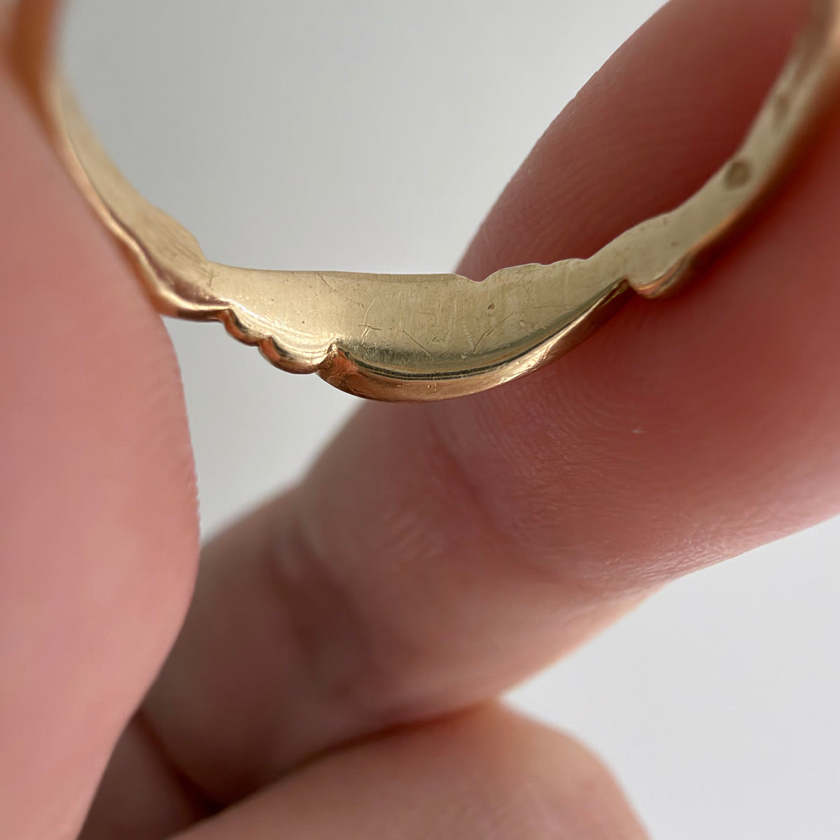 V I N T A G E // nouveau portal / 14k and black enamel swirly nouveau style band / size 3.25