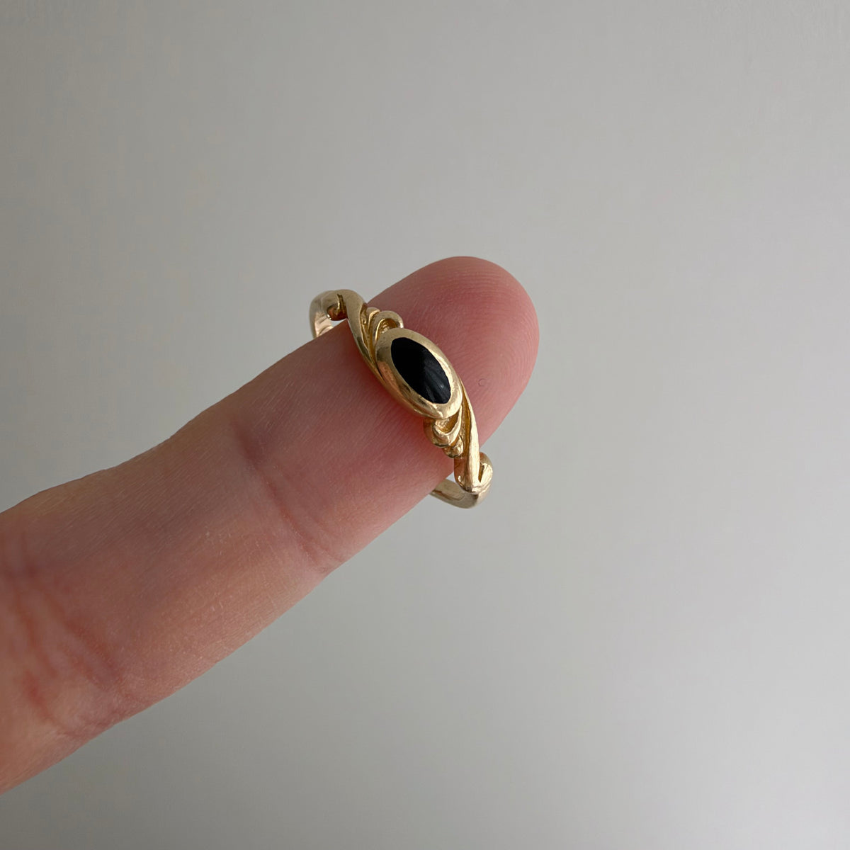 V I N T A G E // nouveau portal / 14k and black enamel swirly nouveau style band / size 3.25