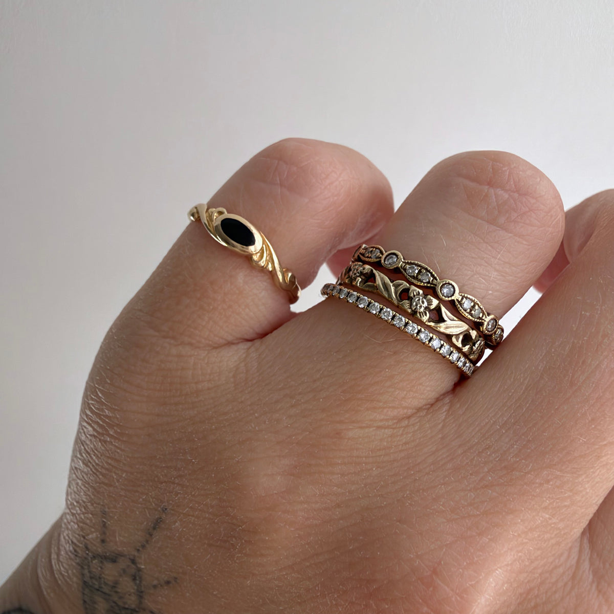 V I N T A G E // nouveau portal / 14k and black enamel swirly nouveau style band / size 3.25