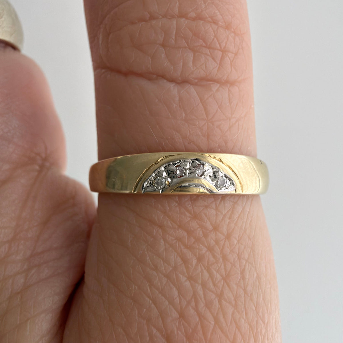 V I N T A G E // messy rainbow / 10k yellow gold and diamond tapered band / size 7+