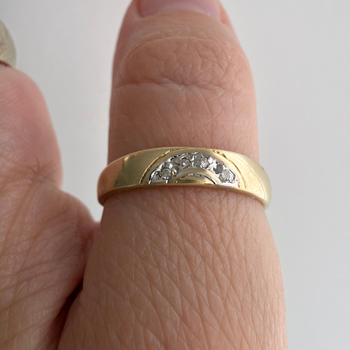V I N T A G E // messy rainbow / 10k yellow gold and diamond tapered band / size 7+