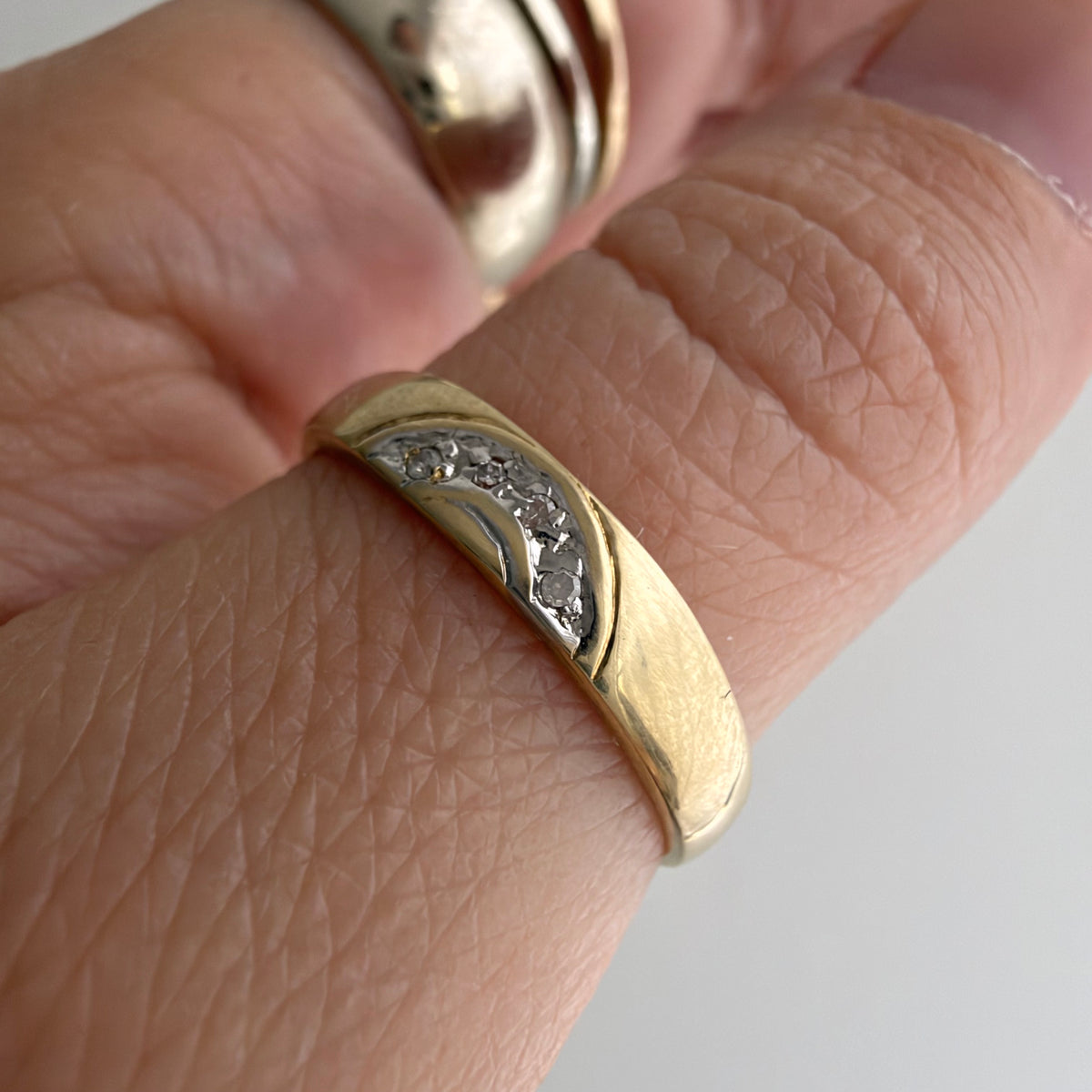 V I N T A G E // messy rainbow / 10k yellow gold and diamond tapered band / size 7+