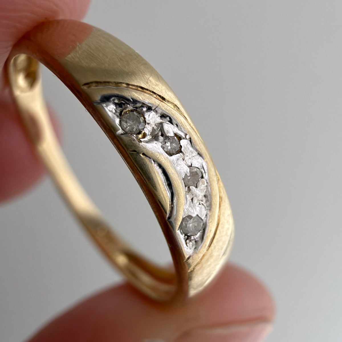 V I N T A G E // messy rainbow / 10k yellow gold and diamond tapered band / size 7+