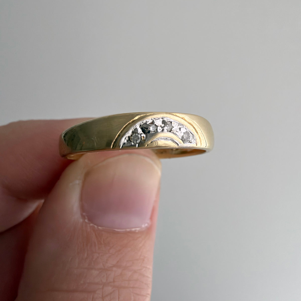V I N T A G E // messy rainbow / 10k yellow gold and diamond tapered band / size 7+