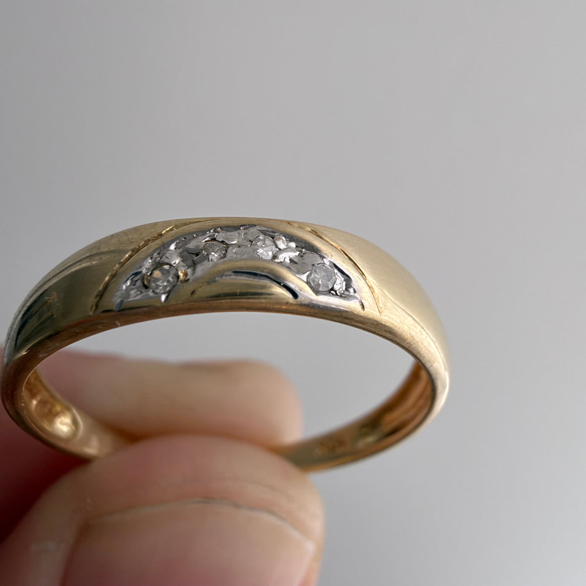 V I N T A G E // messy rainbow / 10k yellow gold and diamond tapered band / size 7+