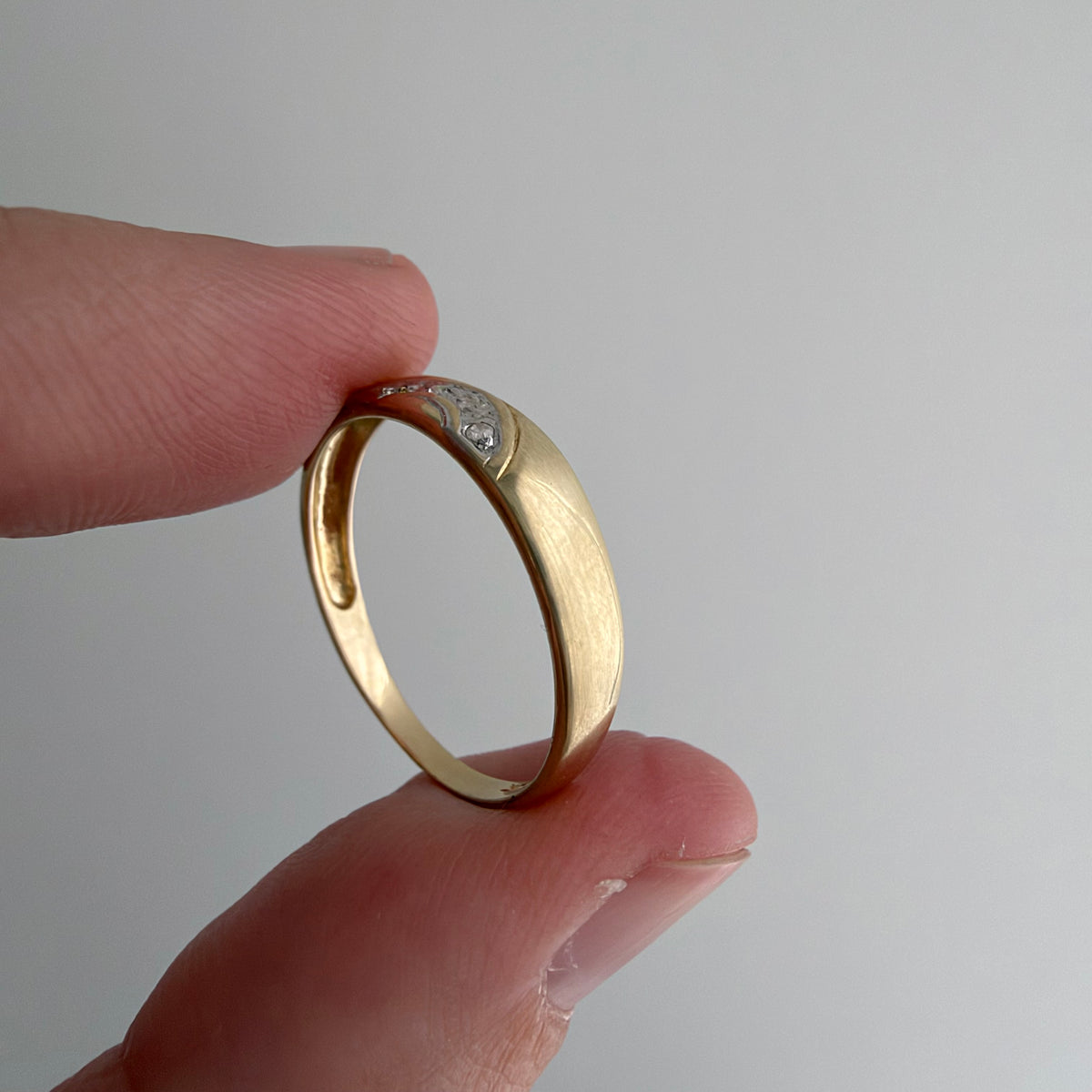 V I N T A G E // messy rainbow / 10k yellow gold and diamond tapered band / size 7+
