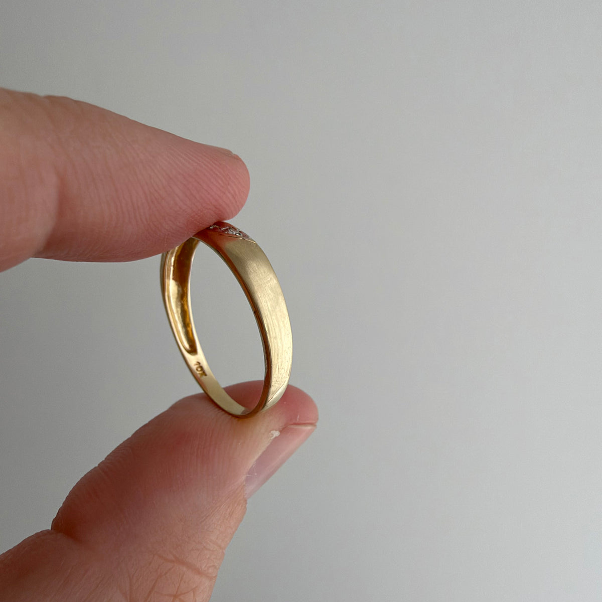 V I N T A G E // messy rainbow / 10k yellow gold and diamond tapered band / size 7+