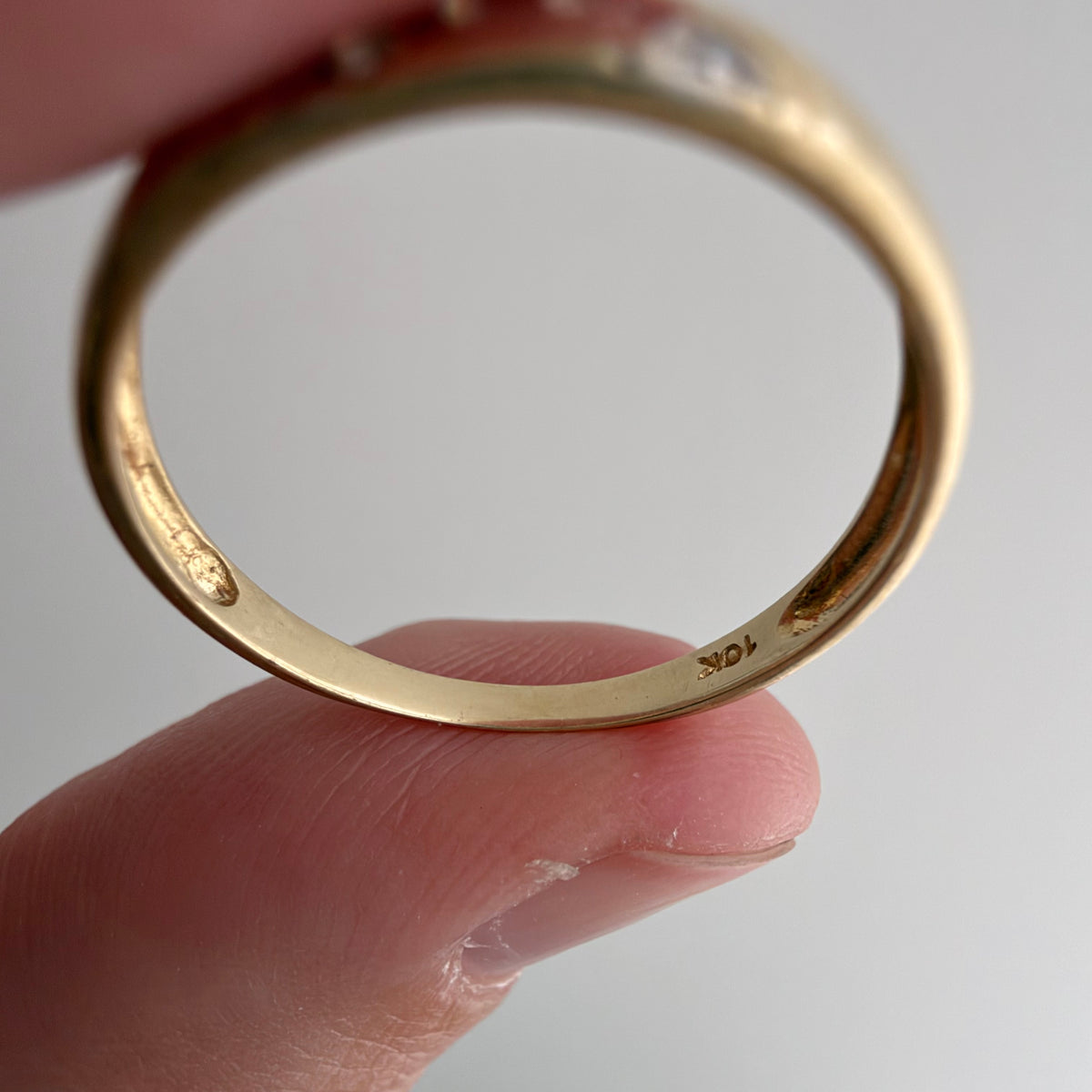 V I N T A G E // messy rainbow / 10k yellow gold and diamond tapered band / size 7+