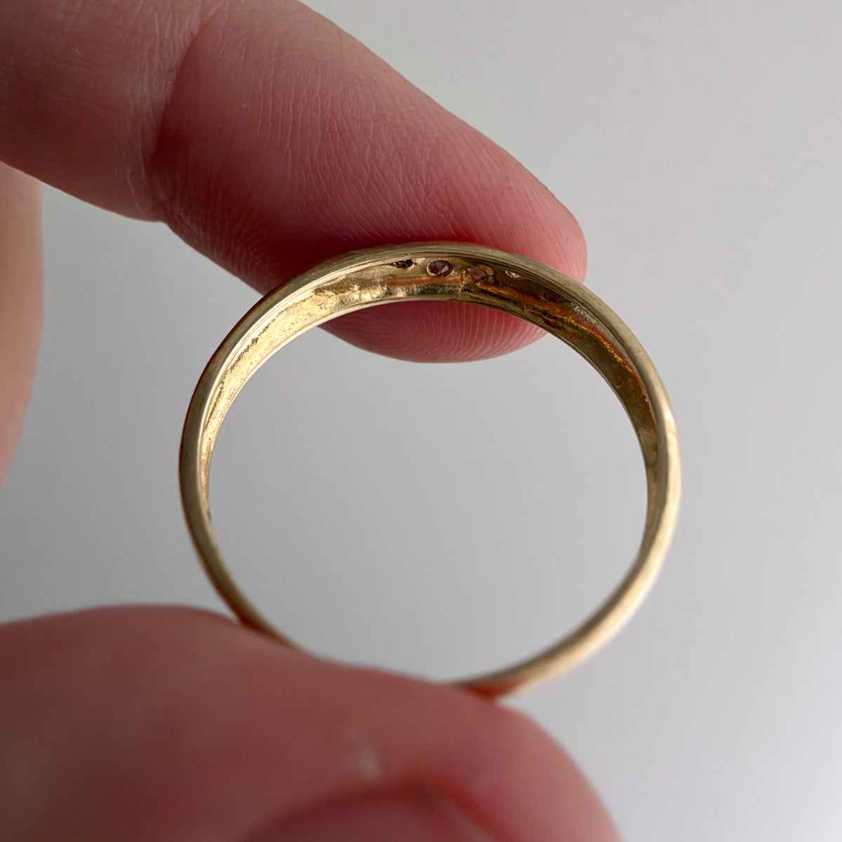 V I N T A G E // messy rainbow / 10k yellow gold and diamond tapered band / size 7+