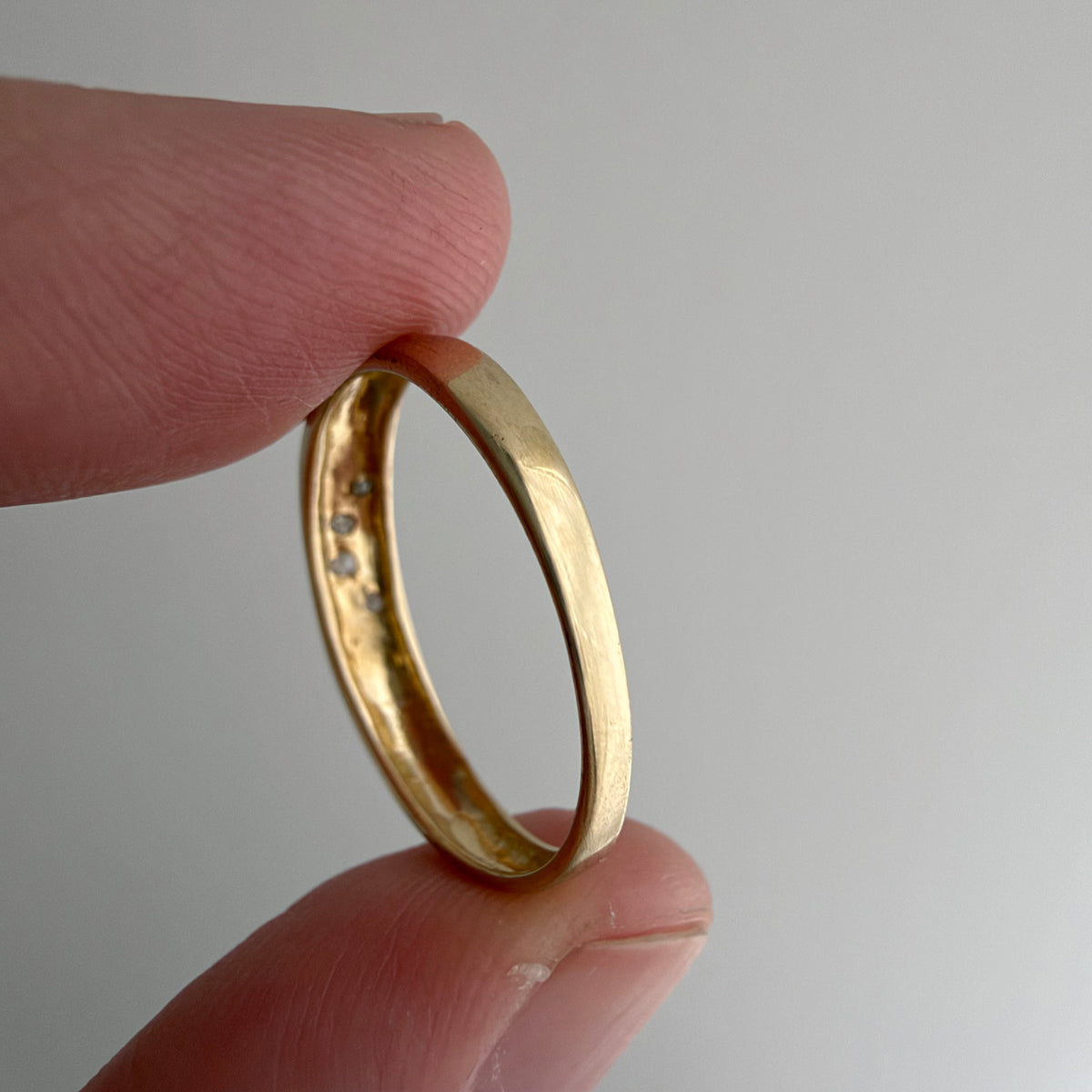 V I N T A G E // messy rainbow / 10k yellow gold and diamond tapered band / size 7+
