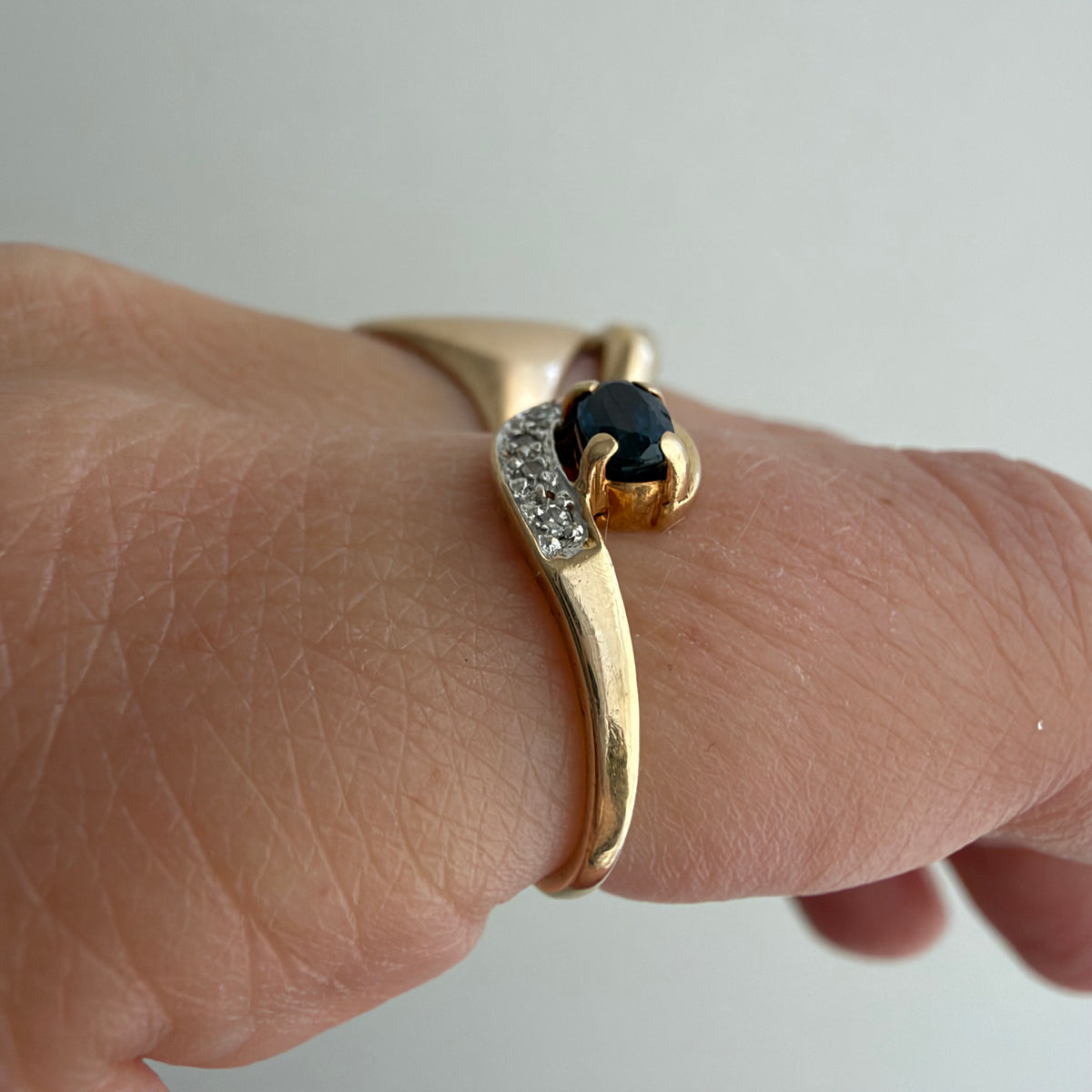 V I N T A G E // snake shape / 10k stylized snake-ish ring with topaz and diamonds / size 5.25