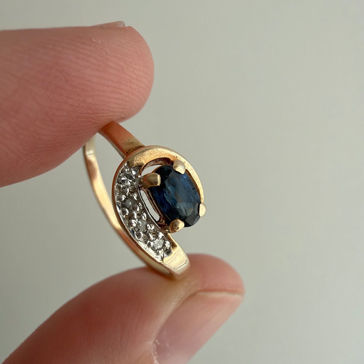 V I N T A G E // snake shape / 10k stylized snake-ish ring with topaz and diamonds / size 5.25