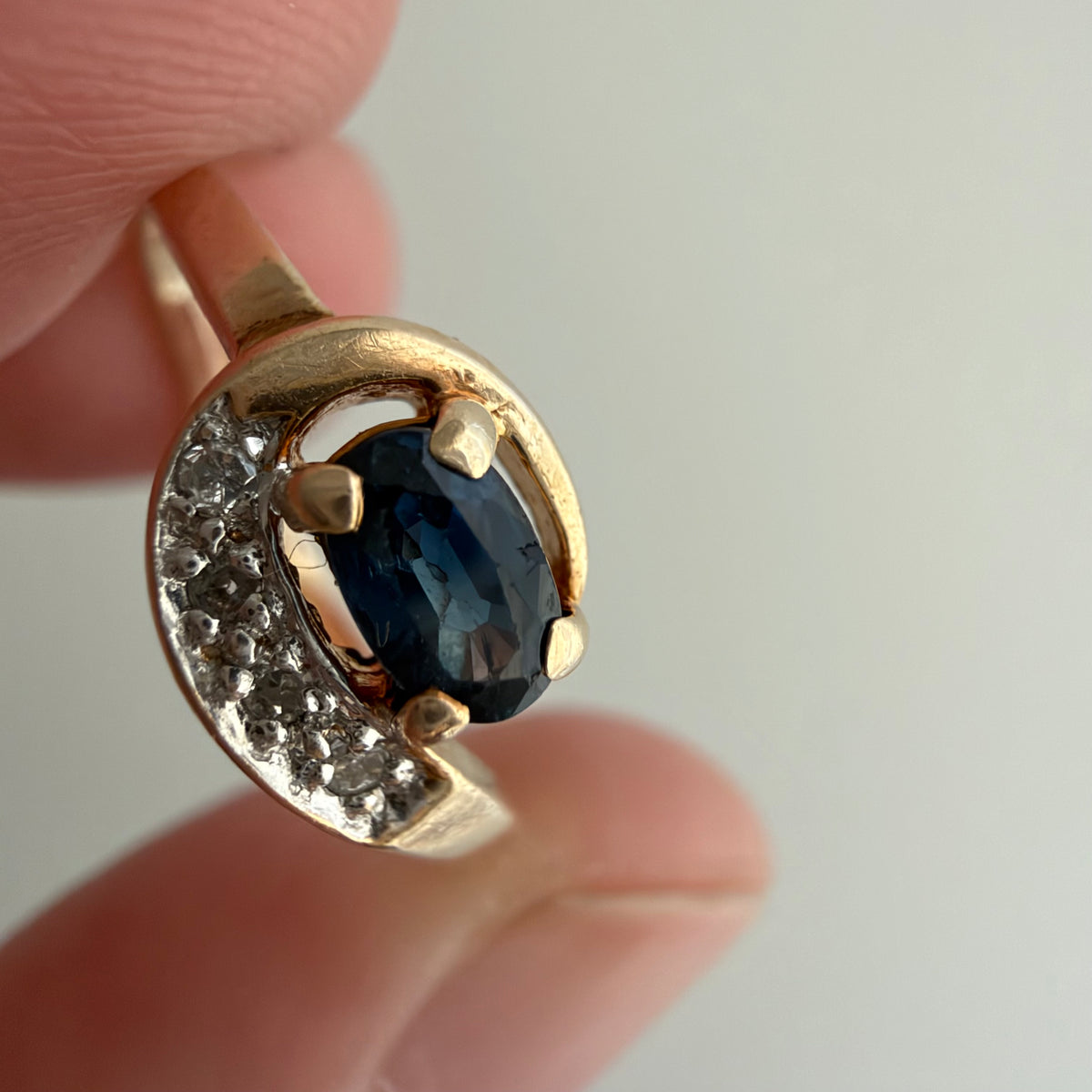 V I N T A G E // snake shape / 10k stylized snake-ish ring with topaz and diamonds / size 5.25