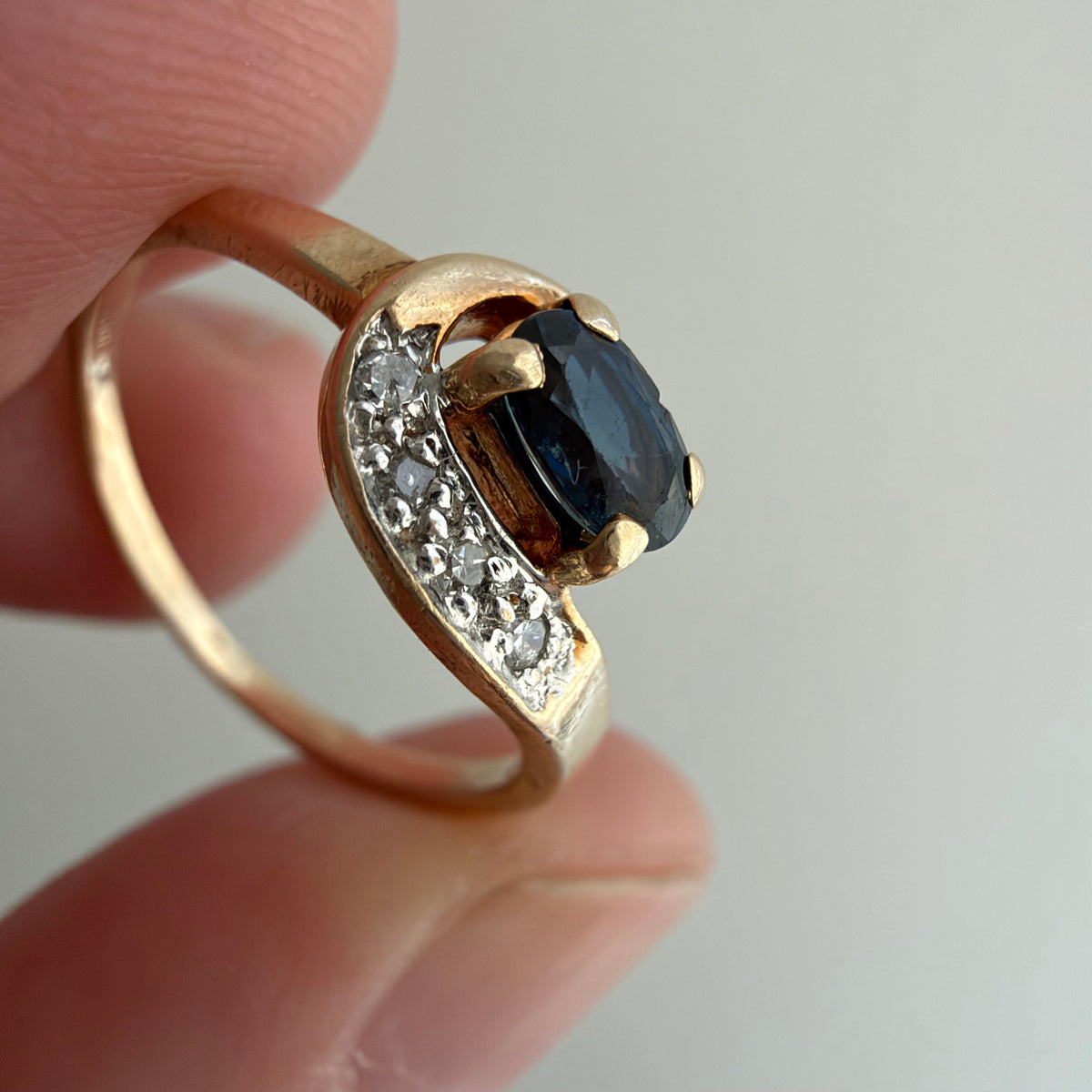 V I N T A G E // snake shape / 10k stylized snake-ish ring with topaz and diamonds / size 5.25