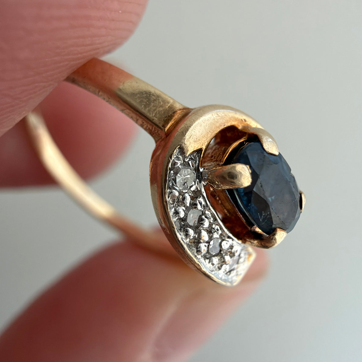 V I N T A G E // snake shape / 10k stylized snake-ish ring with topaz and diamonds / size 5.25