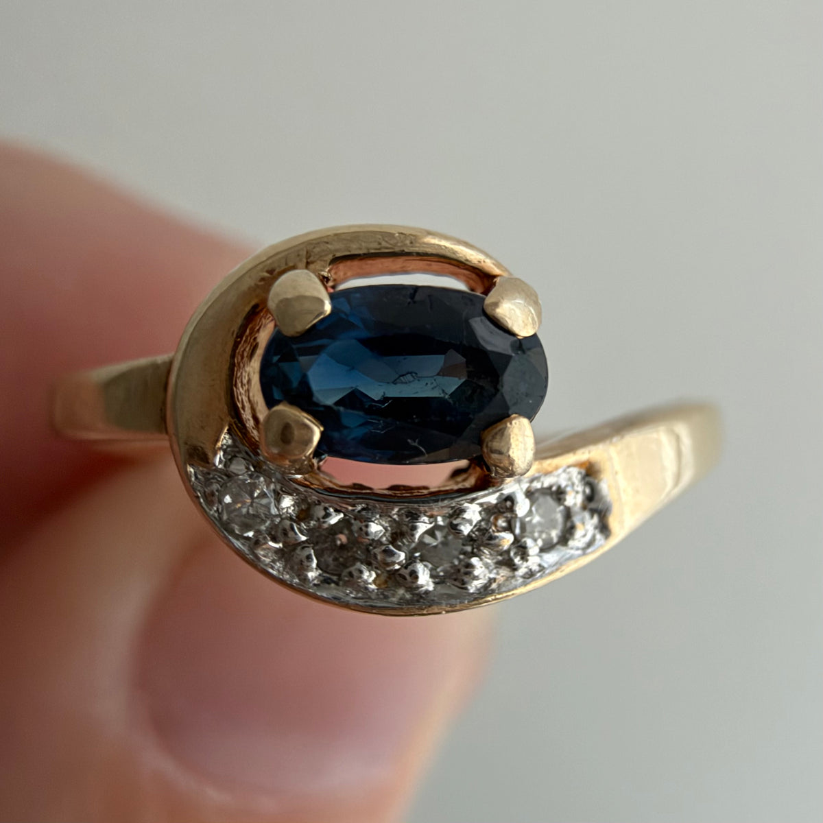 V I N T A G E // snake shape / 10k stylized snake-ish ring with topaz and diamonds / size 5.25