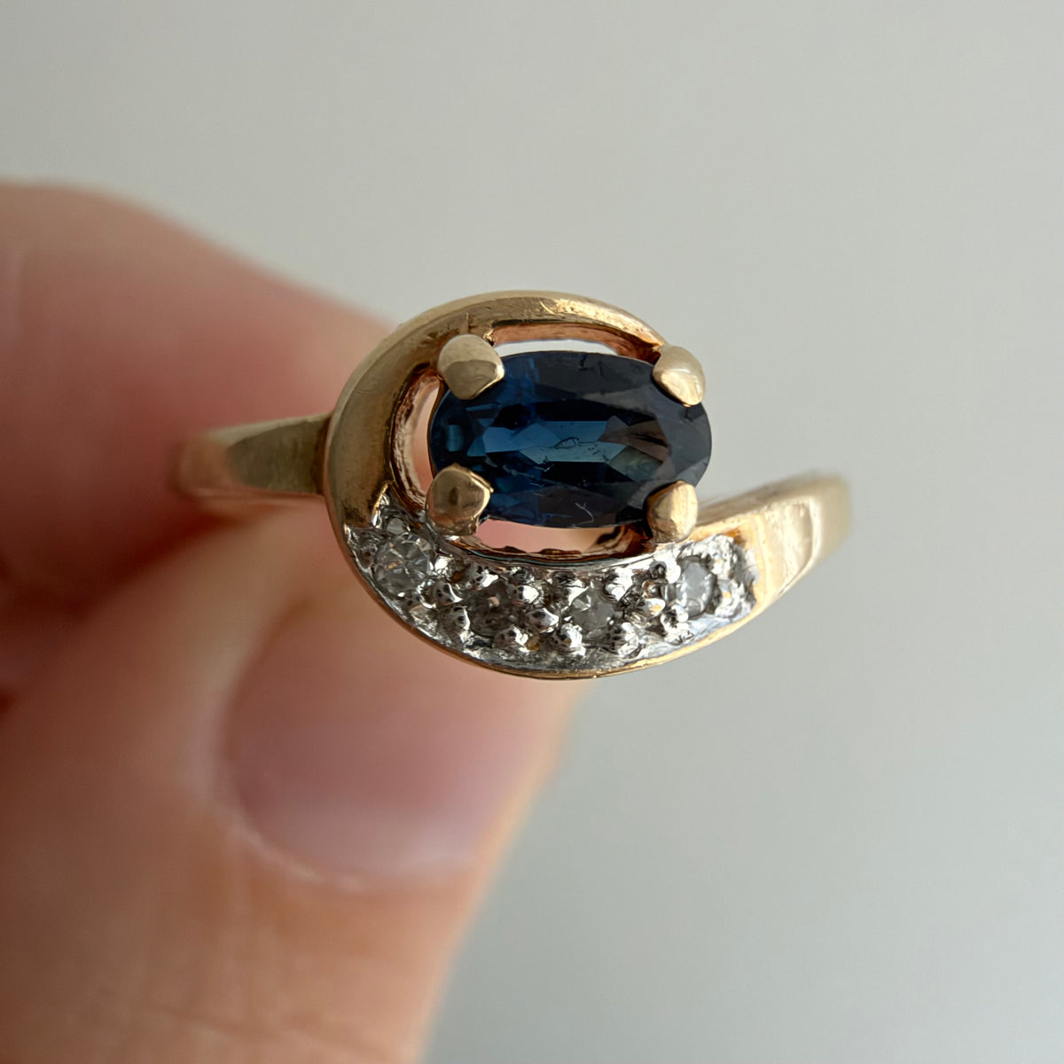 V I N T A G E // snake shape / 10k stylized snake-ish ring with topaz and diamonds / size 5.25