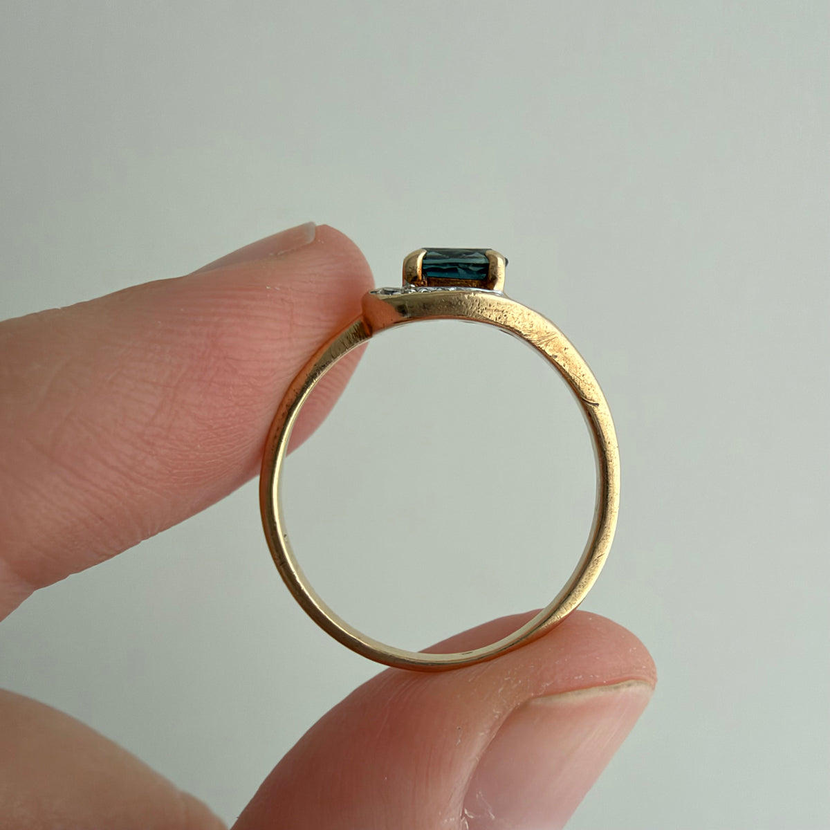 V I N T A G E // snake shape / 10k stylized snake-ish ring with topaz and diamonds / size 5.25