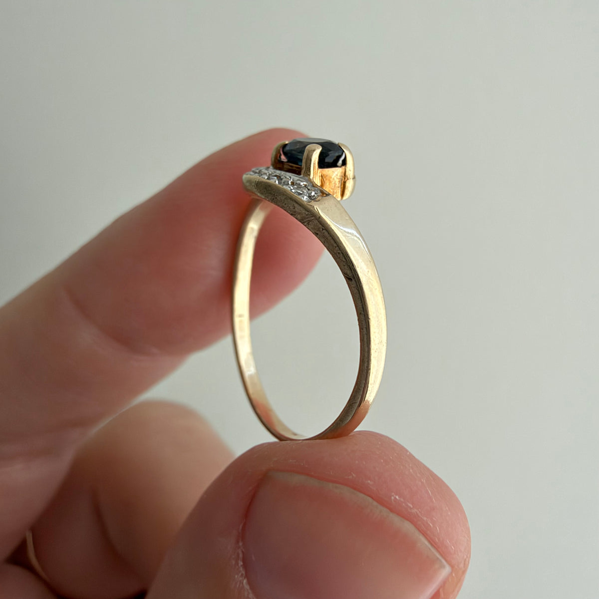 V I N T A G E // snake shape / 10k stylized snake-ish ring with topaz and diamonds / size 5.25