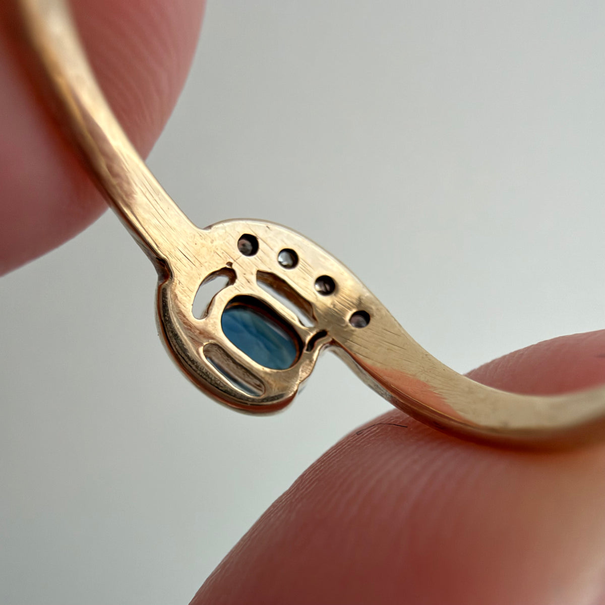 V I N T A G E // snake shape / 10k stylized snake-ish ring with topaz and diamonds / size 5.25