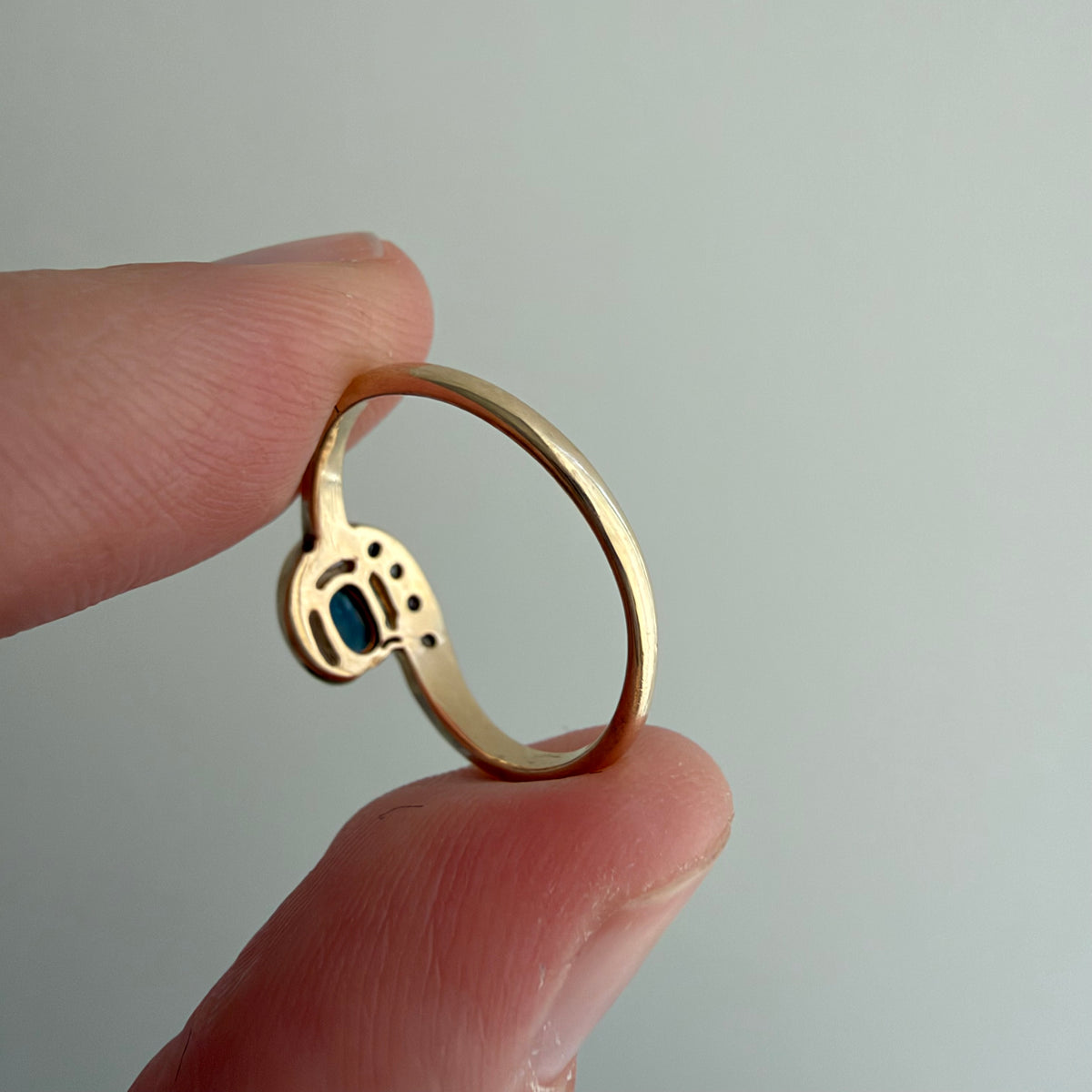 V I N T A G E // snake shape / 10k stylized snake-ish ring with topaz and diamonds / size 5.25