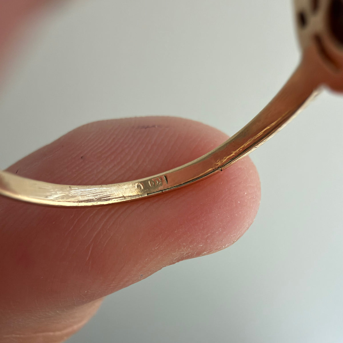 V I N T A G E // snake shape / 10k stylized snake-ish ring with topaz and diamonds / size 5.25