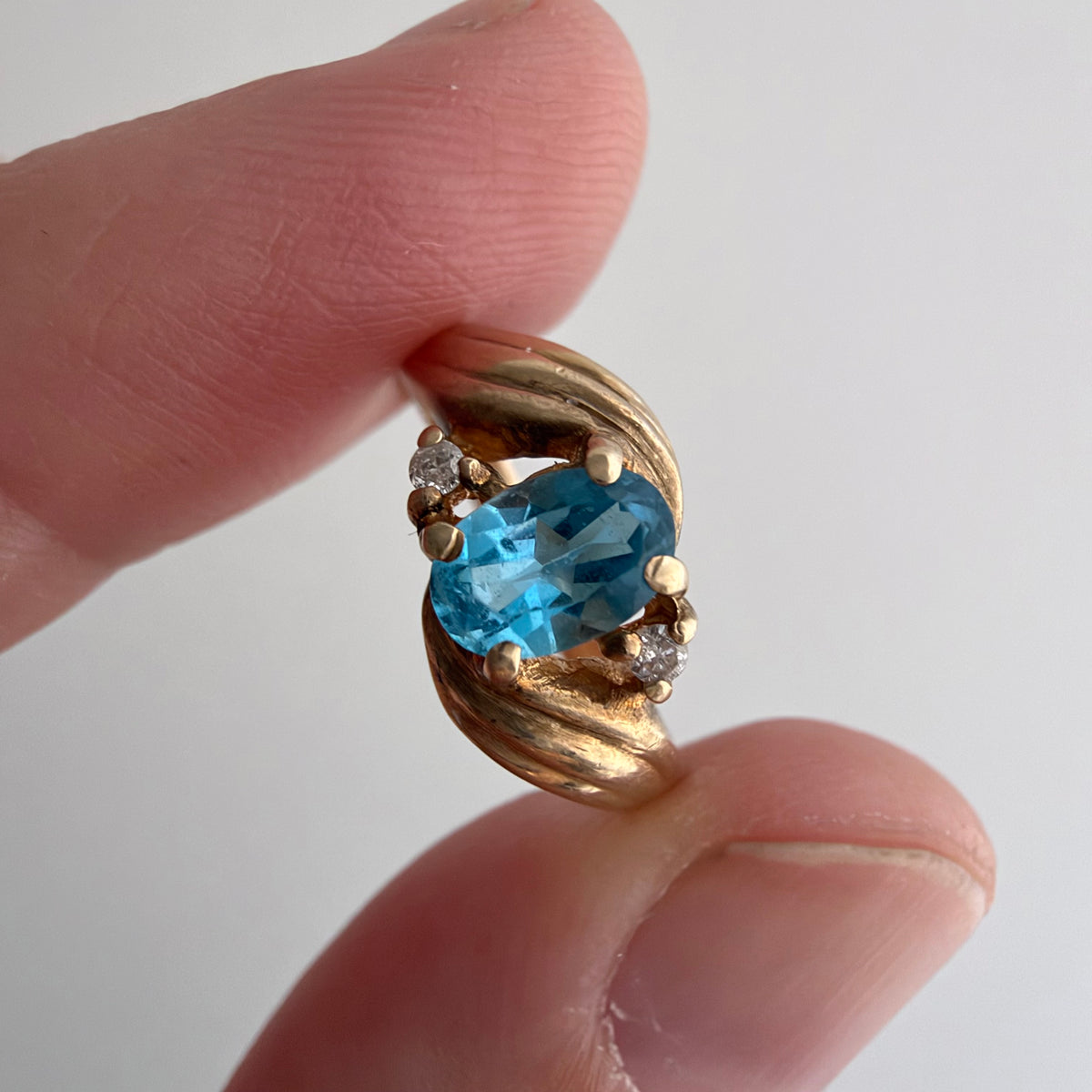 V I N T A G E // windy bypass / 10k + topaz + diamond bypass ring / size 3.5