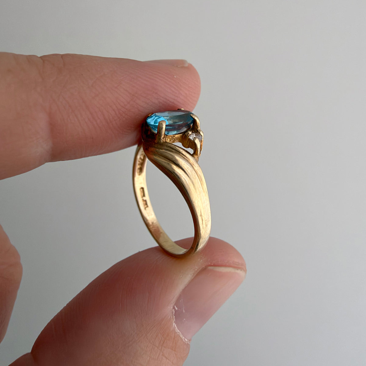 V I N T A G E // windy bypass / 10k + topaz + diamond bypass ring / size 3.5
