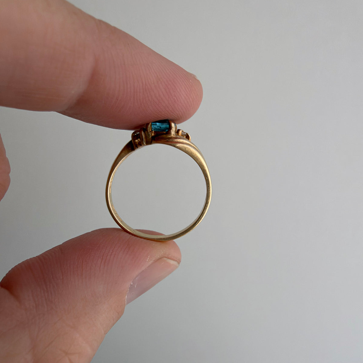 V I N T A G E // windy bypass / 10k + topaz + diamond bypass ring / size 3.5