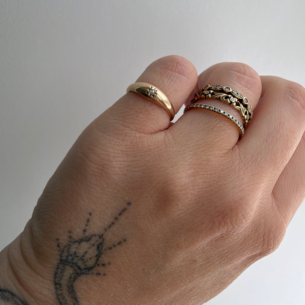V I N T A G E // north star / 10k and diamond domed band / size 3.25