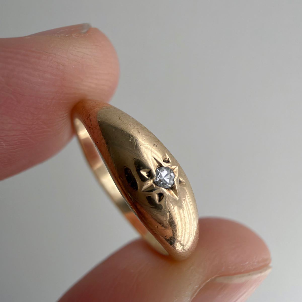 V I N T A G E // north star / 10k and diamond domed band / size 3.25