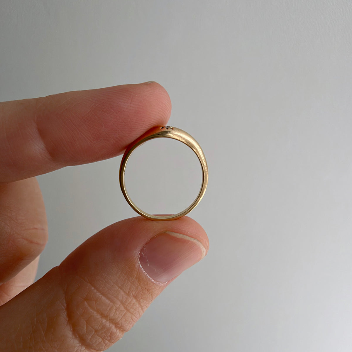 V I N T A G E // north star / 10k and diamond domed band / size 3.25