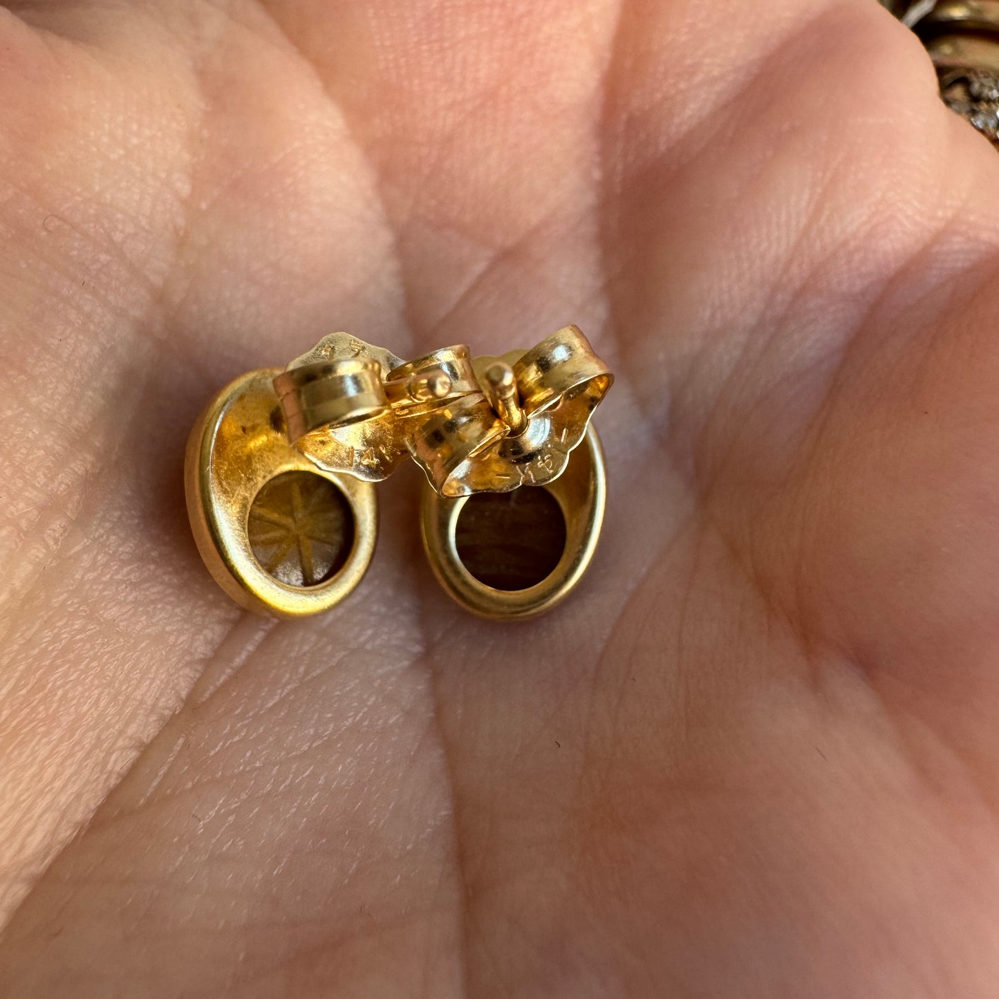 V I N T A G E// 1980s ode to ancient Egypt / 14k and carved tigers eye scarabs / post earrings