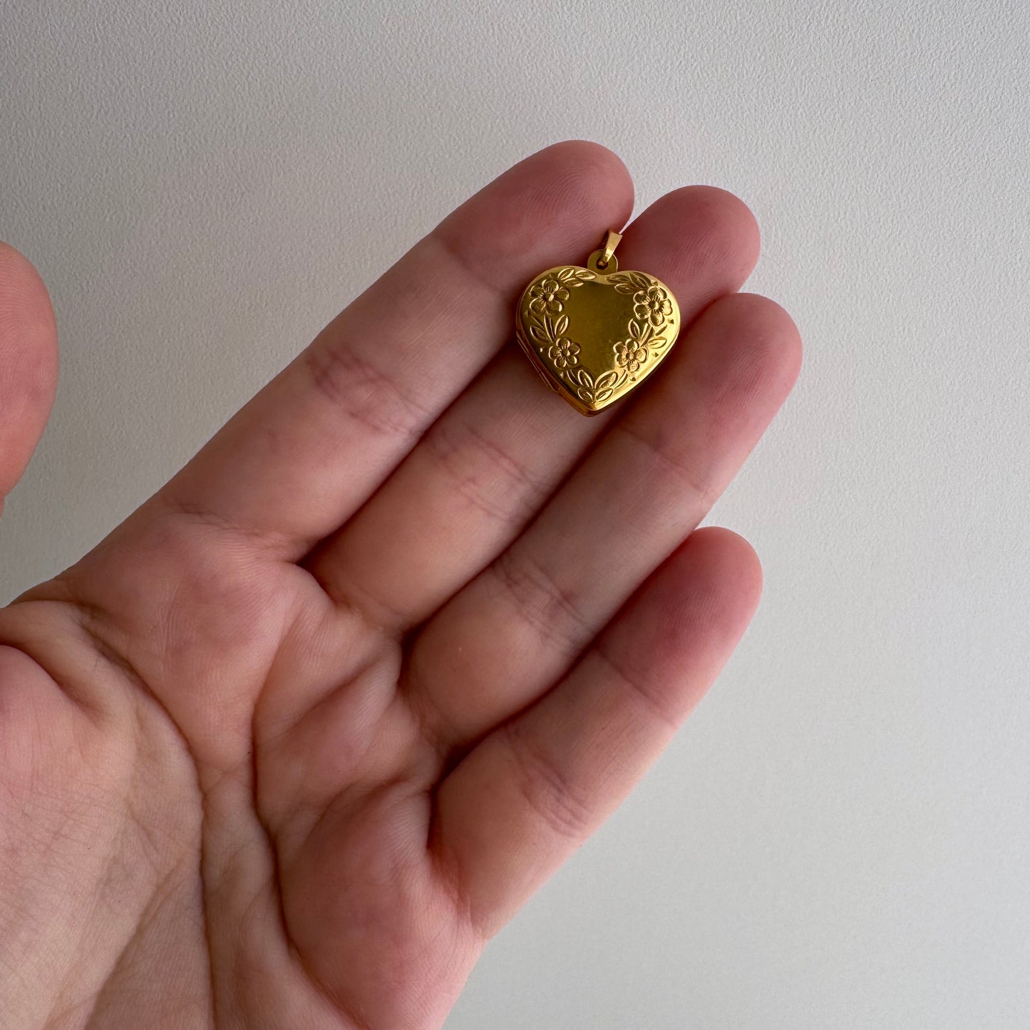 E S T A T E // forget me not love / 10k yellow gold floral embossed heart locket / a pendant