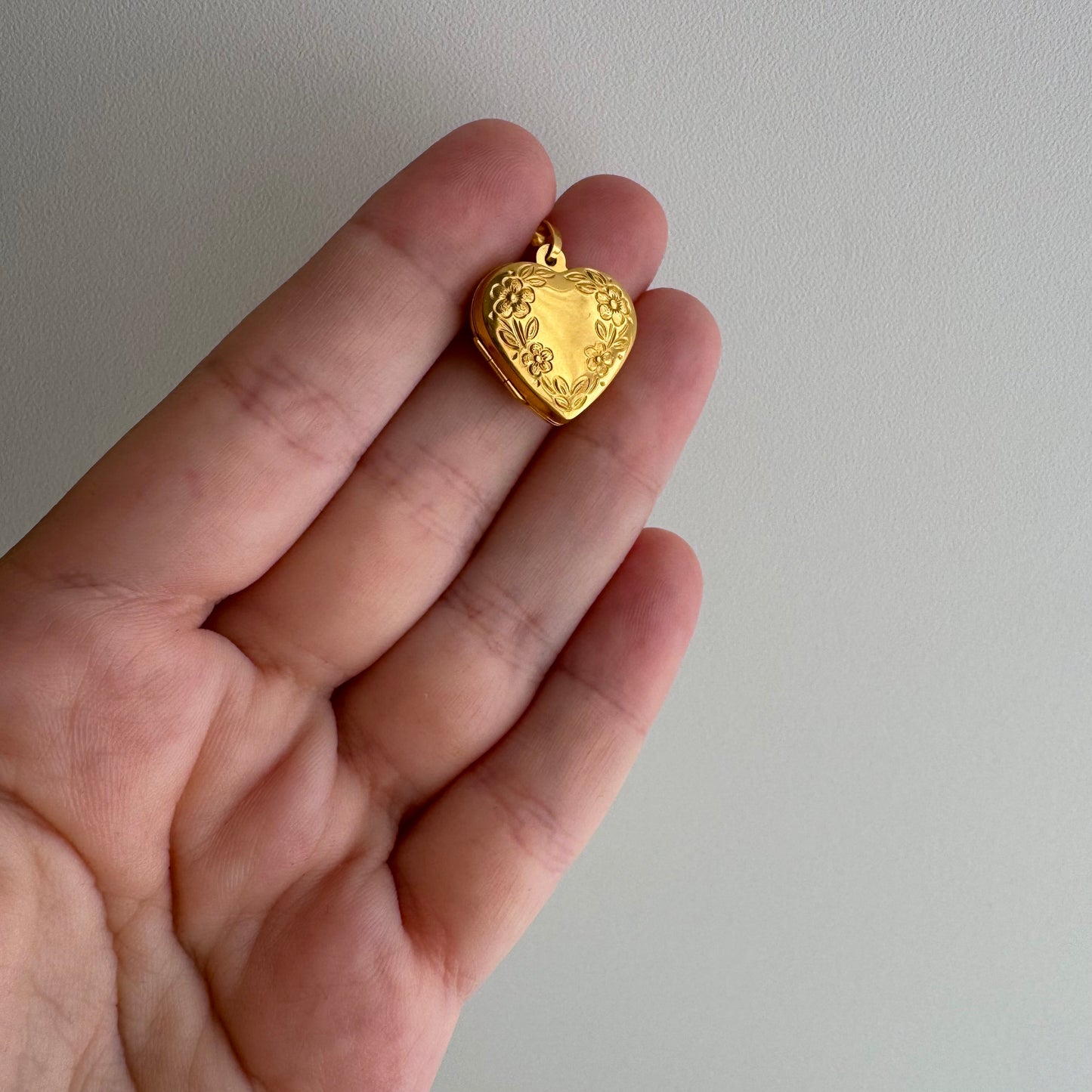 E S T A T E // forget me not love / 10k yellow gold floral embossed heart locket / a pendant