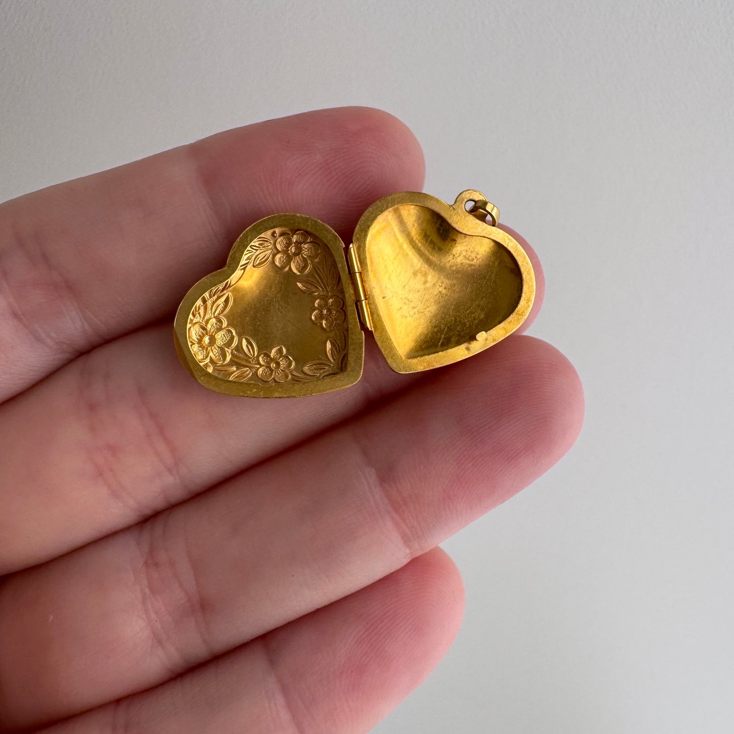 E S T A T E // forget me not love / 10k yellow gold floral embossed heart locket / a pendant