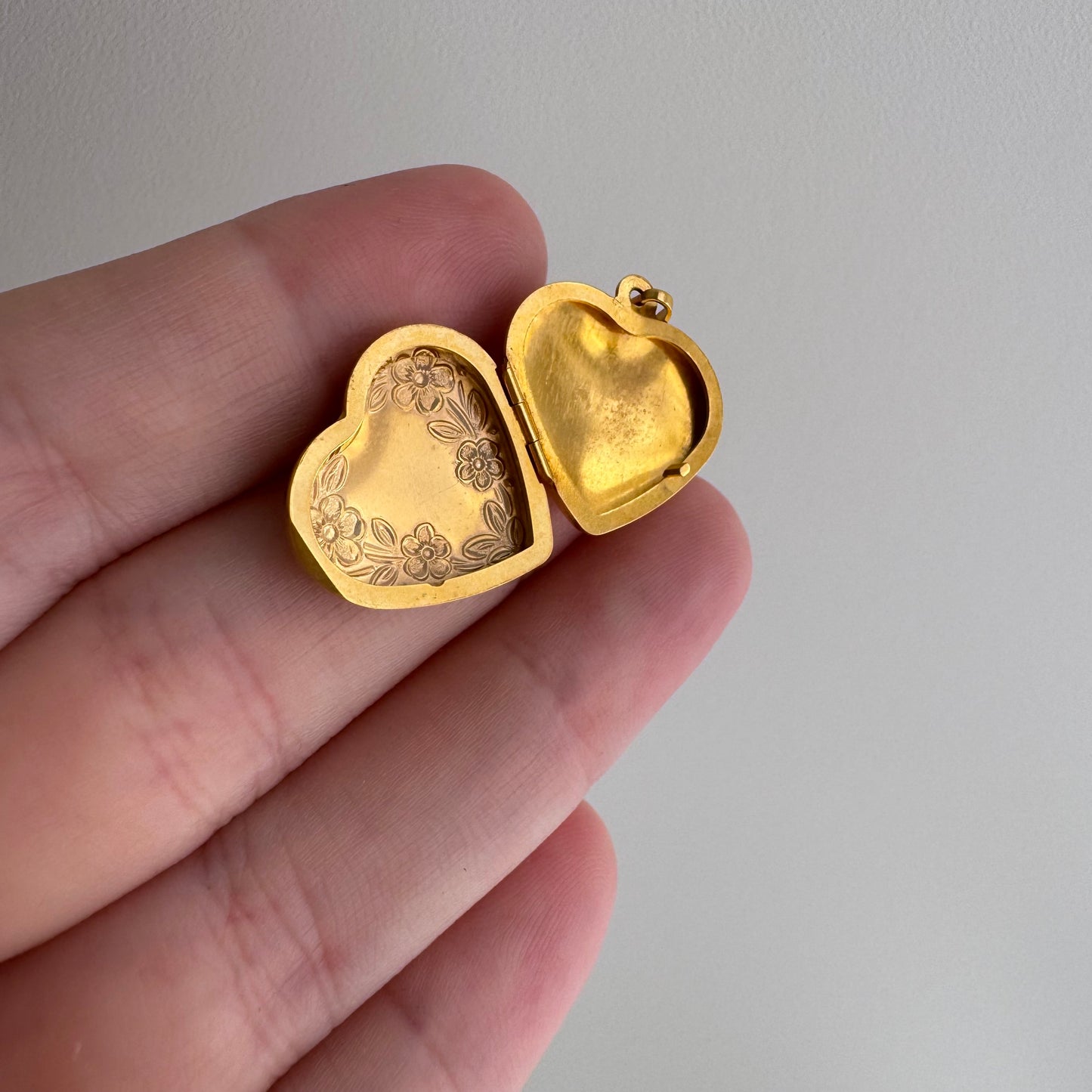 E S T A T E // forget me not love / 10k yellow gold floral embossed heart locket / a pendant
