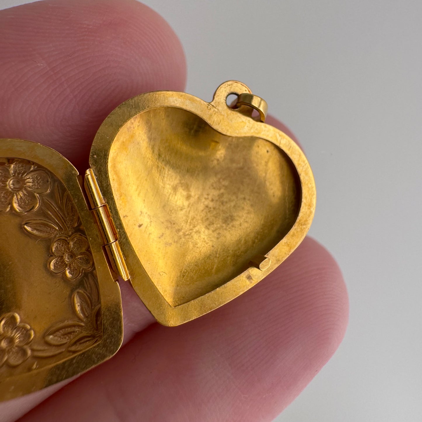E S T A T E // forget me not love / 10k yellow gold floral embossed heart locket / a pendant