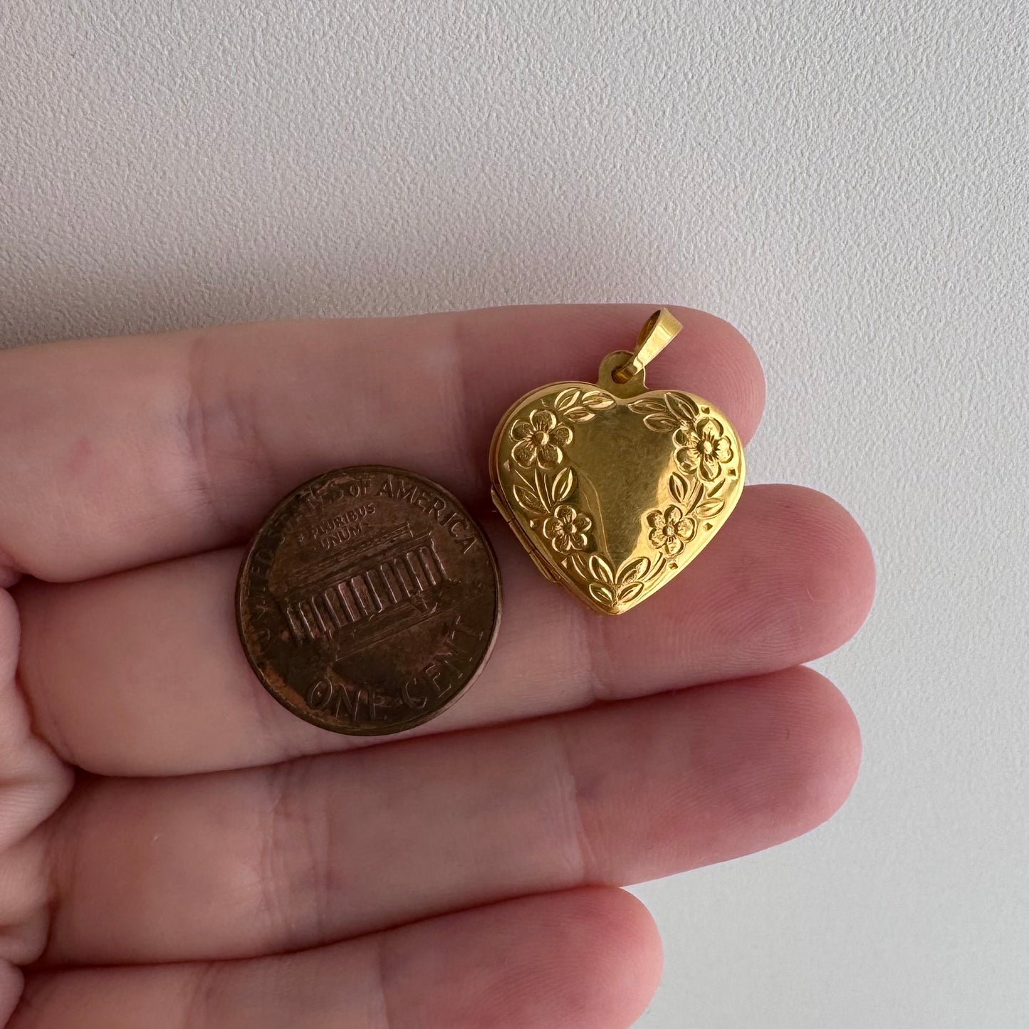 E S T A T E // forget me not love / 10k yellow gold floral embossed heart locket / a pendant