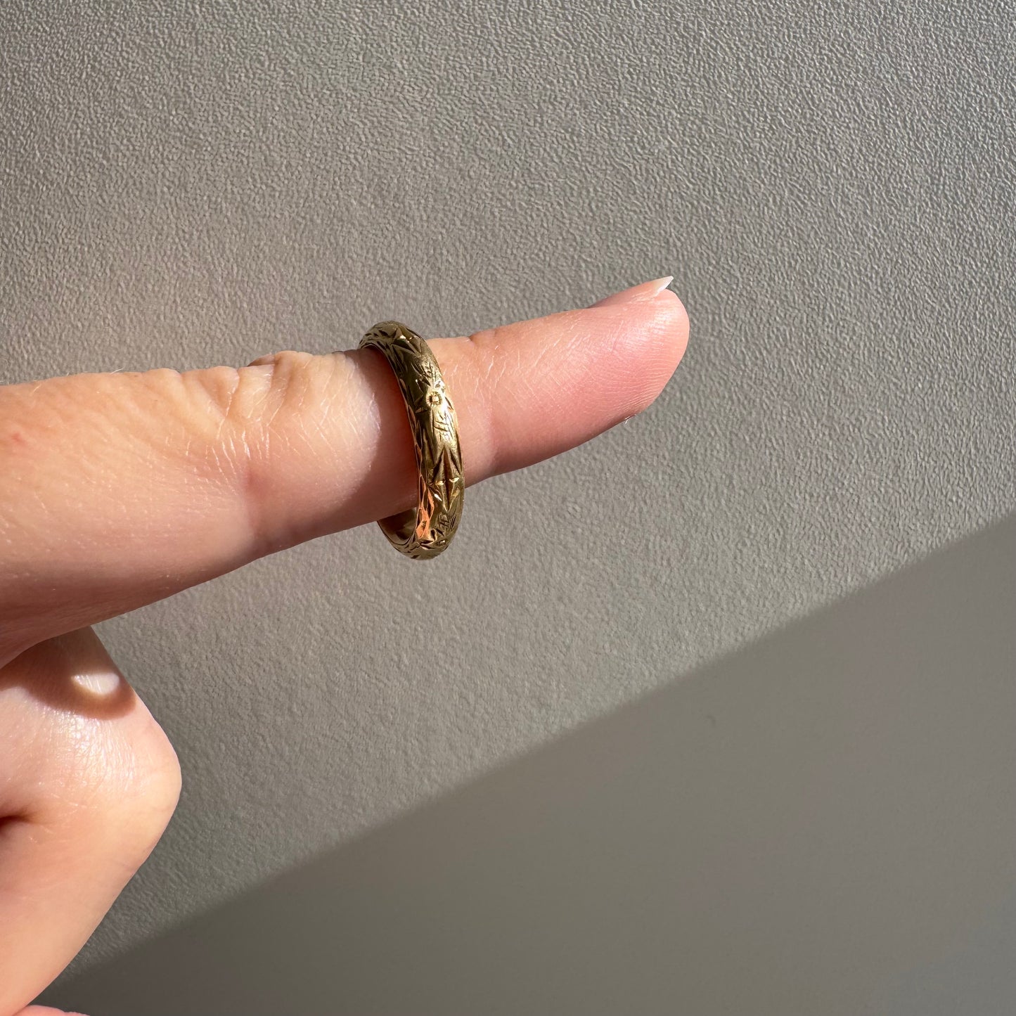 A N T I Q U E // best blooms / 18k floral engraved eternity donut band / size 4.75