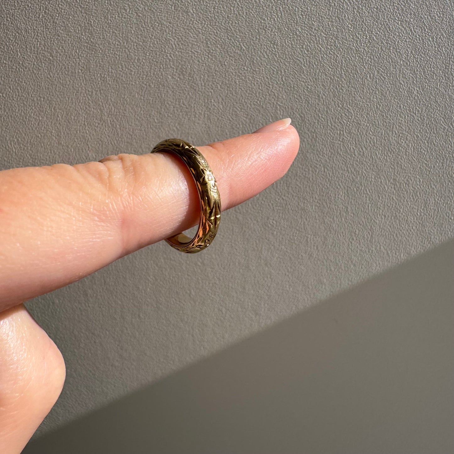 A N T I Q U E // best blooms / 18k floral engraved eternity donut band / size 4.75
