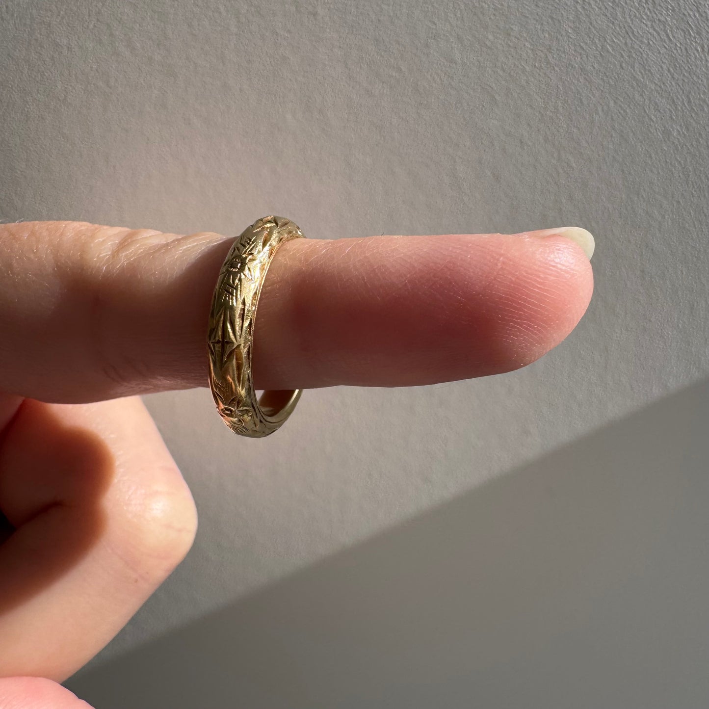 A N T I Q U E // best blooms / 18k floral engraved eternity donut band / size 4.75