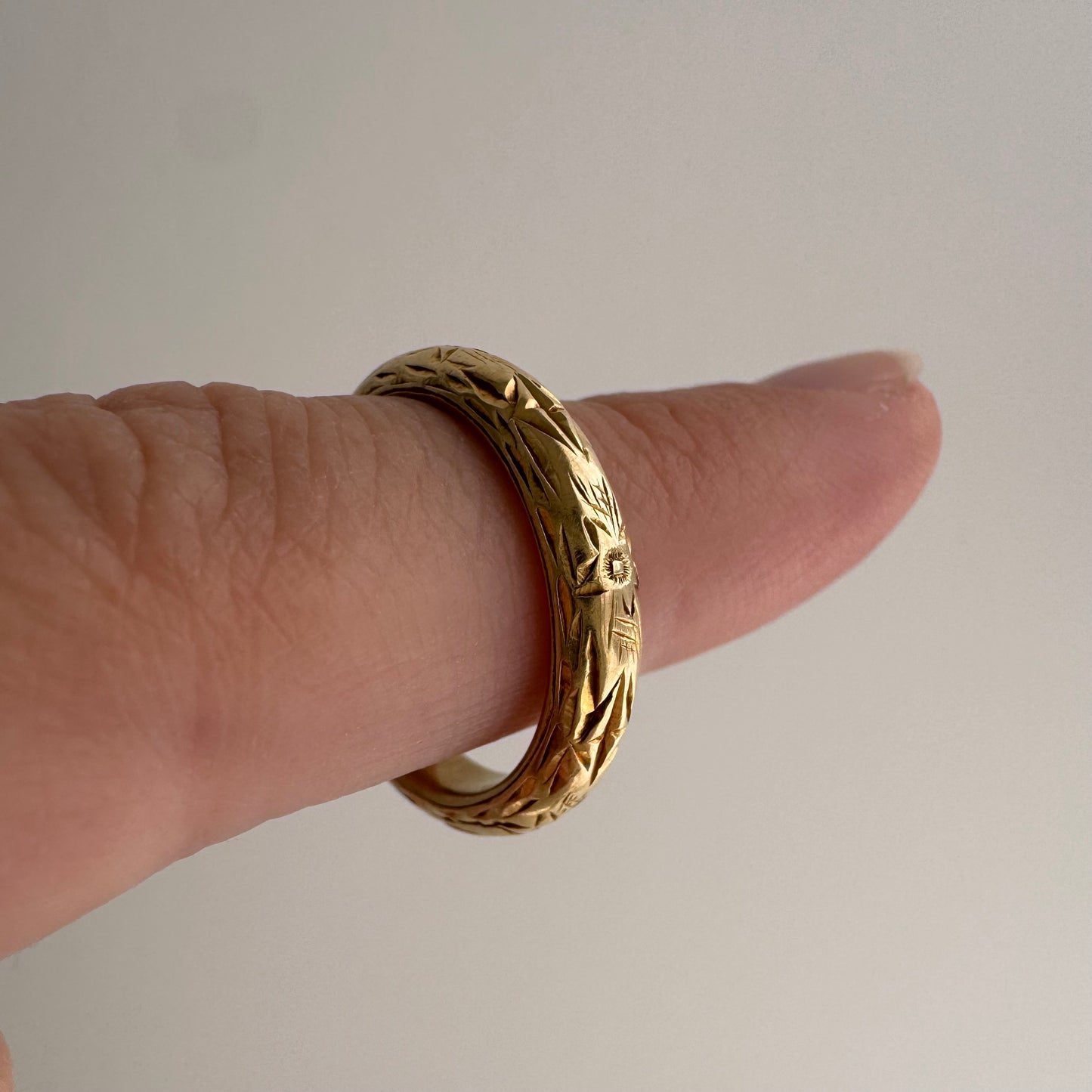 A N T I Q U E // best blooms / 18k floral engraved eternity donut band / size 4.75