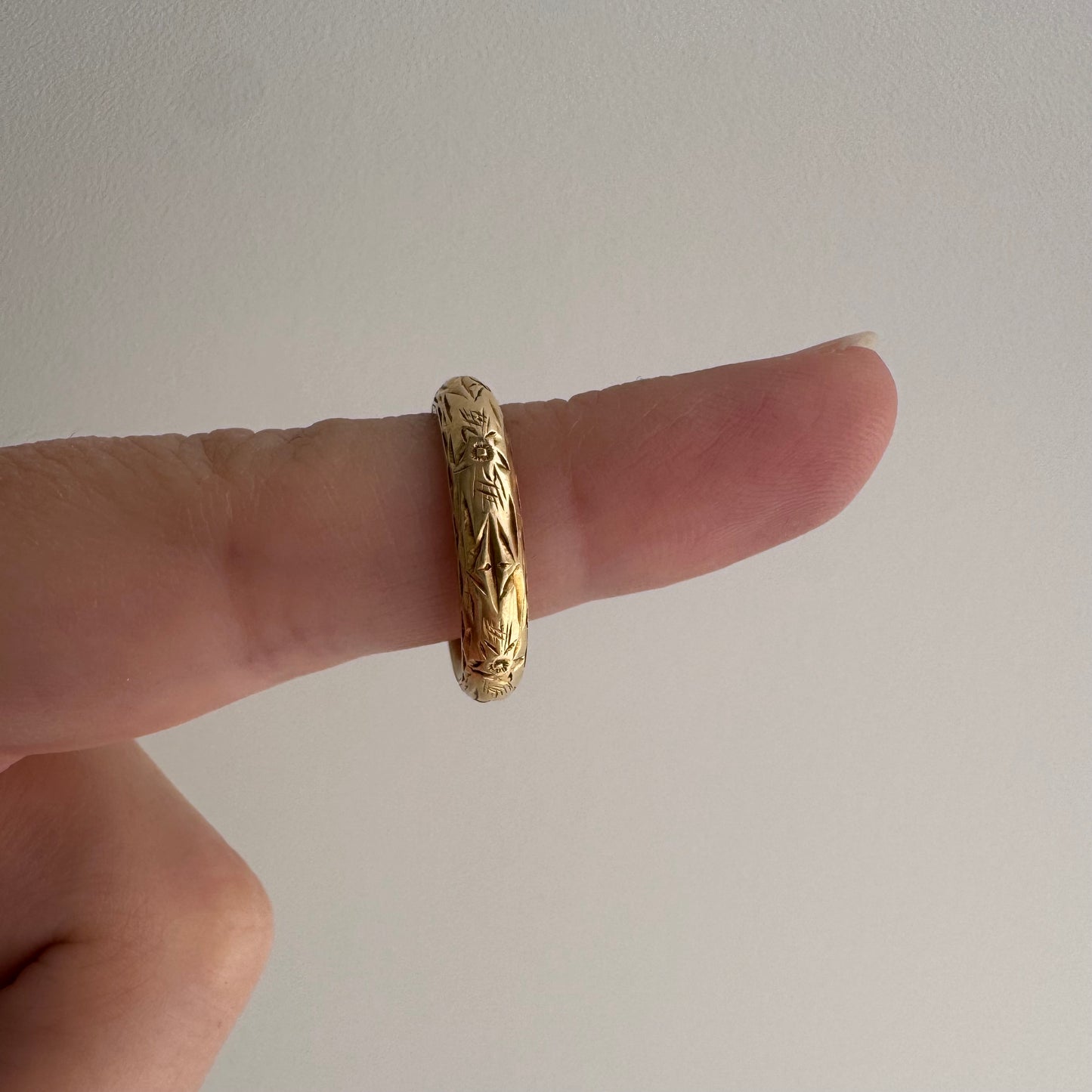 A N T I Q U E // best blooms / 18k floral engraved eternity donut band / size 4.75