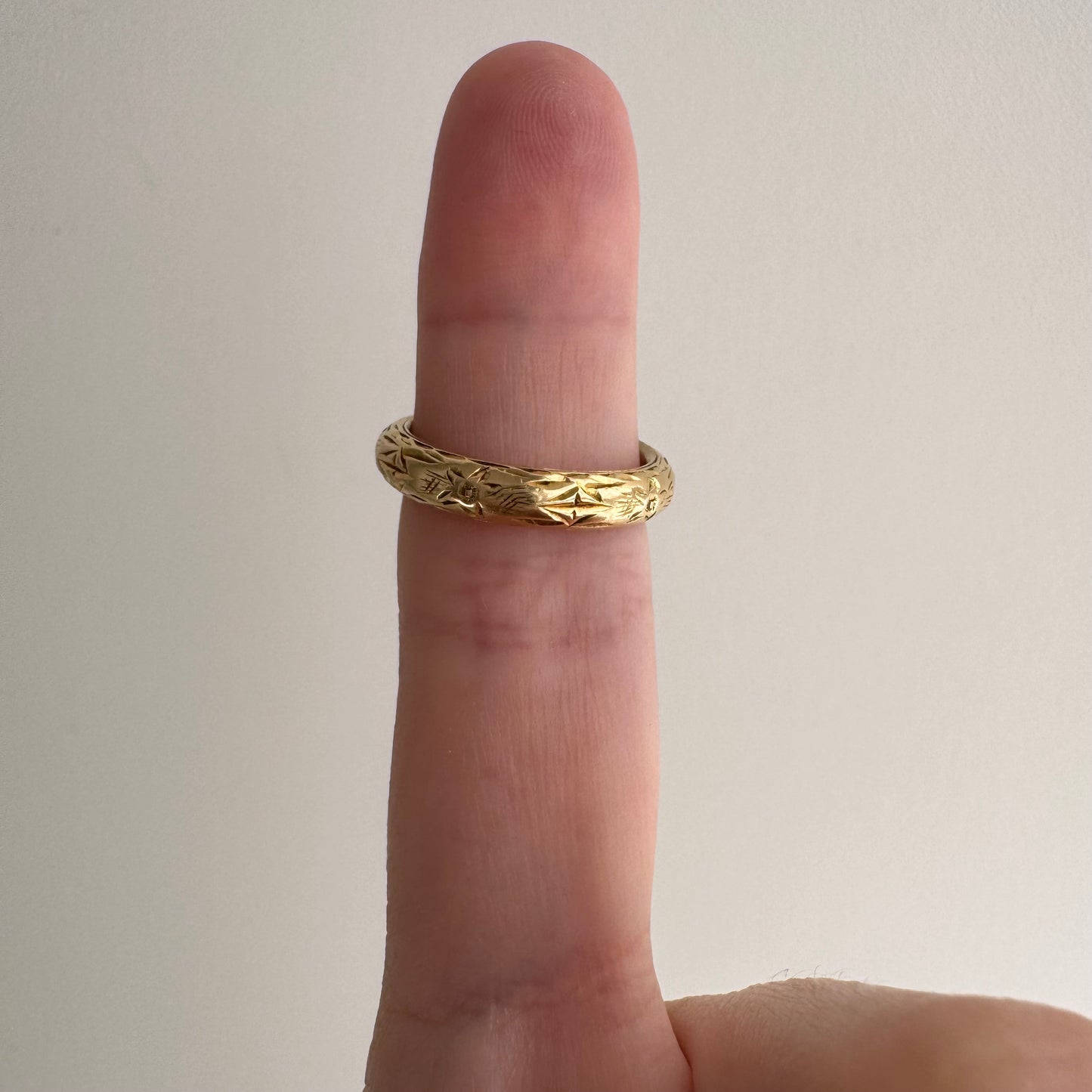 A N T I Q U E // best blooms / 18k floral engraved eternity donut band / size 4.75