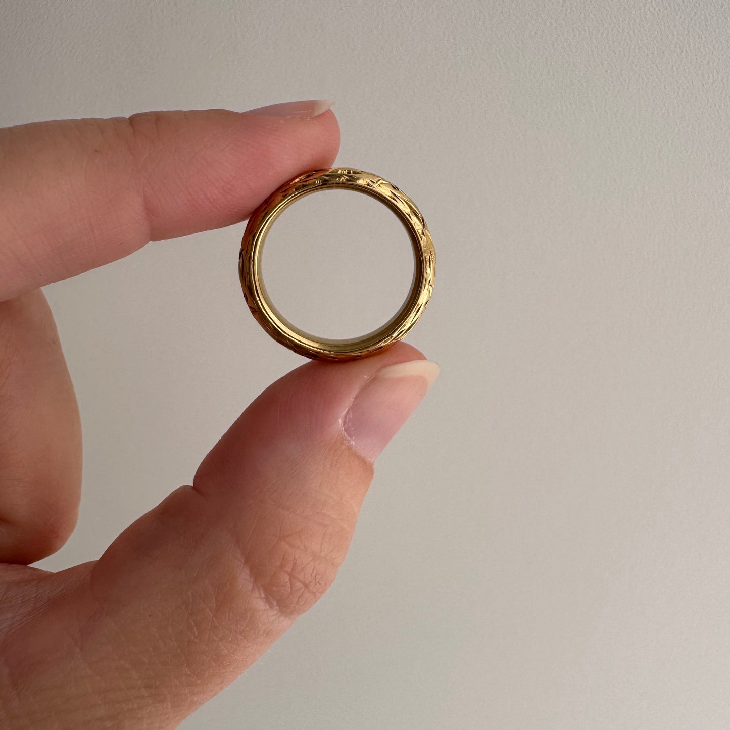 A N T I Q U E // best blooms / 18k floral engraved eternity donut band / size 4.75